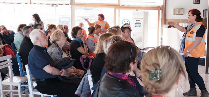 Foça’ da Mahalle Afet Gönüllülüğü Eğitim Toplantısı Yapıldı