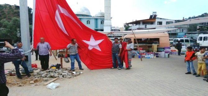 Bayındır Mahallesinde  Şanlı Türk Bayrağı Dalgalanıyor