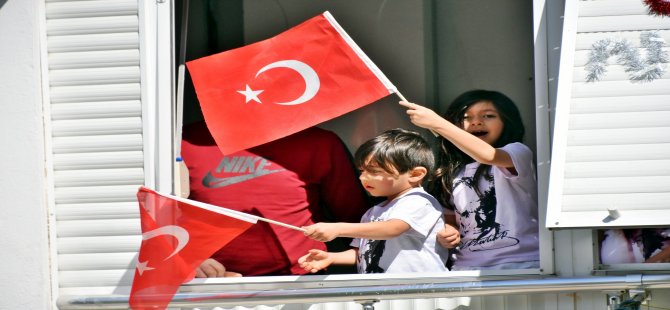 Aliağa’da Bayram Coşkusu Tören ve 23 Nisan Şarkılarıyla Başladı