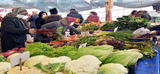 Aliağa Pazarını Kışlık Sebze ve Meyveler Şenlendiriyor