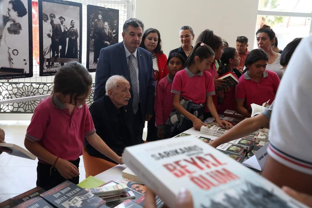 Kınık’ta Atatürk Fotoğrafları Sergisi Yoğun İlgi Gördü