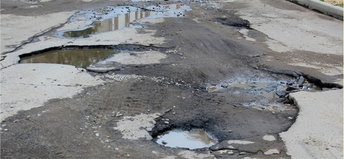 Bozuk Yollar Sürüş Güvenliğini Riske Atıyor