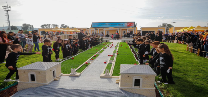 Kınıklı çocuklar Çocuk Köyü’ndeki Anıtkabir Miniatürk’te