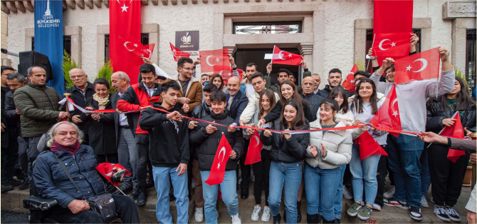 İzmir’in 24 saat yaşayan 100. Yıl Kitap Kafe ve Kütüphanesi açıldı