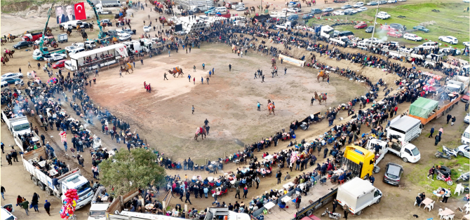 Bergama Folklorik Deve Gösterisi Festivali Yoğun Katılımla Düzenlendi