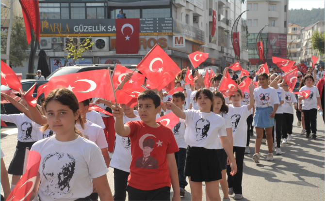 Aliağa’da 23 Nisan Çocuk Bayramı Coşkuyla Kutlandı