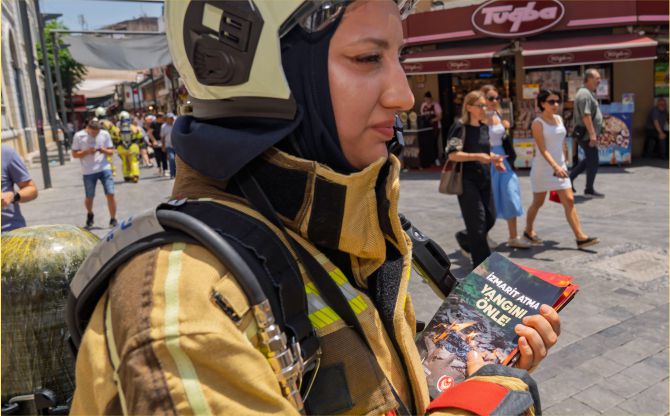 İzmir İtfaiyesi yangınlara dikkat çekmek için sokağa indi