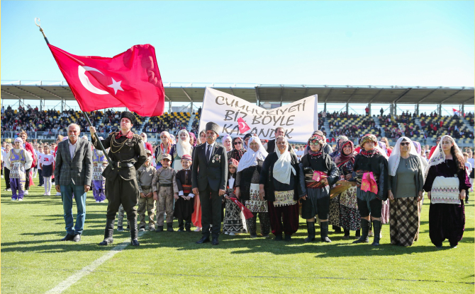 Cumhuriyetin 102.Yıl Gururu Aliağa Atatürk Stadında Yaşandı
