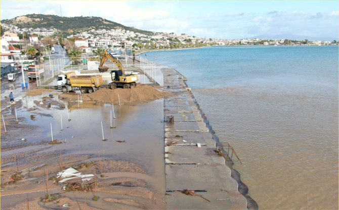 Foça Belediyesi Ekipleri Yoğun Yağışlara Karşı Sahada Mücadeleyi Sürdürüyor