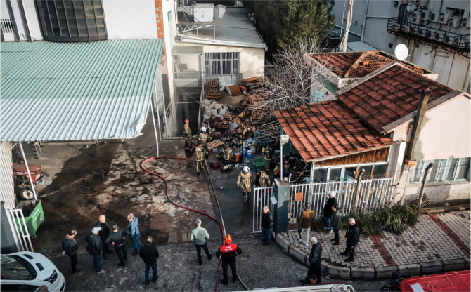 Bornova’daki fabrika yangını söndürüldü