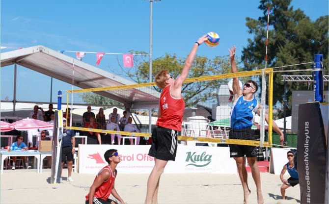 Foça’da Avrupa Plaj Voleybolu Rüzgarı
