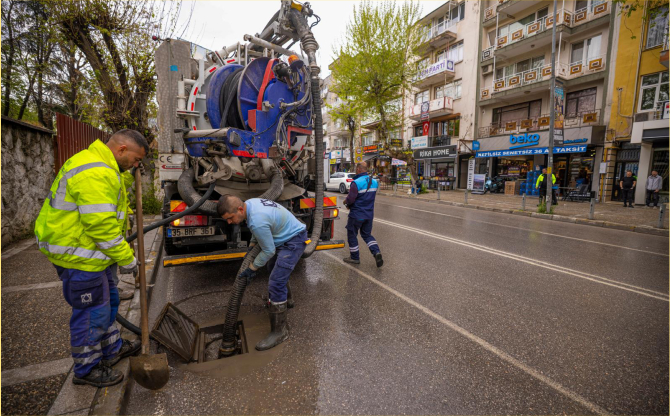 İzmir’de yağış mesaisi