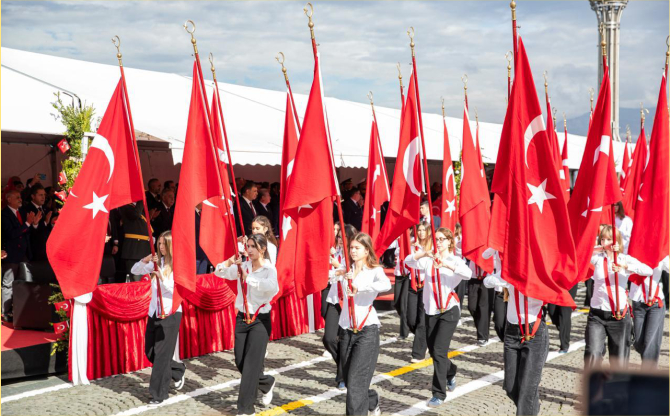 İzmir’de Cumhuriyet coşkusu meydanlara sığmadı