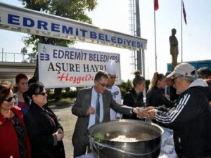 Edremit Belediyesi’nden Aşure Hayrı