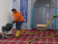 Aliağa’da Cami Halıları Yerinde Yıkanıyor