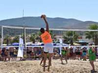 YENİFOÇA’DA PLAJ VOLEYBOLU HEYECANI