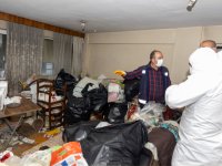 Çöp ev operasyonu: 4 kamyon atık çıktı