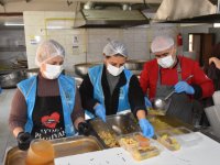 Menemen Belediyesi Aşevi’nden her gün 10 bin kişiye yemek