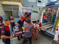 Apartman boşluğuna düşen vatandaş, itfaiye ekipleri tarafından kurtarıldı
